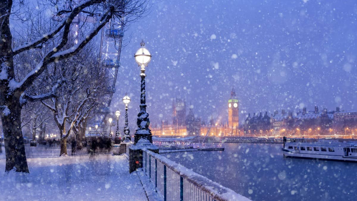Snowing on Jubilee Gardens in London at dusk