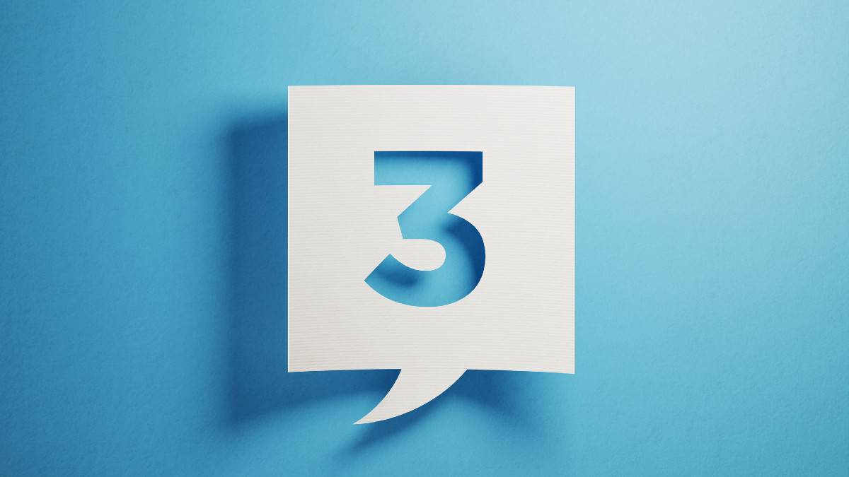 Ο αριθμός τρία γραμμένος σε μια λευκή φυσαλίδα συνομιλίας σε μπλε φόντο